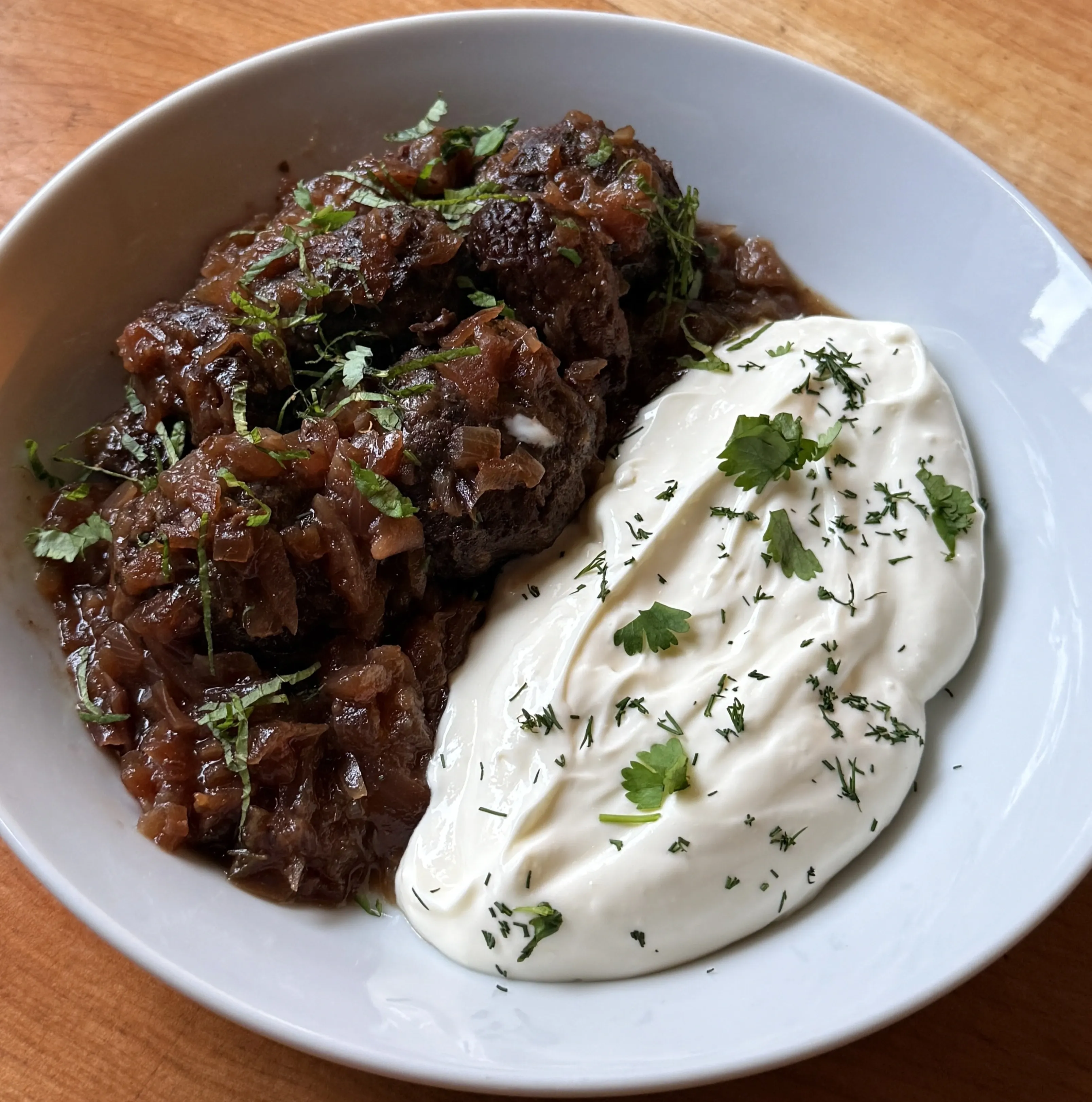 Albóndigas en salsa con crema de hierbas