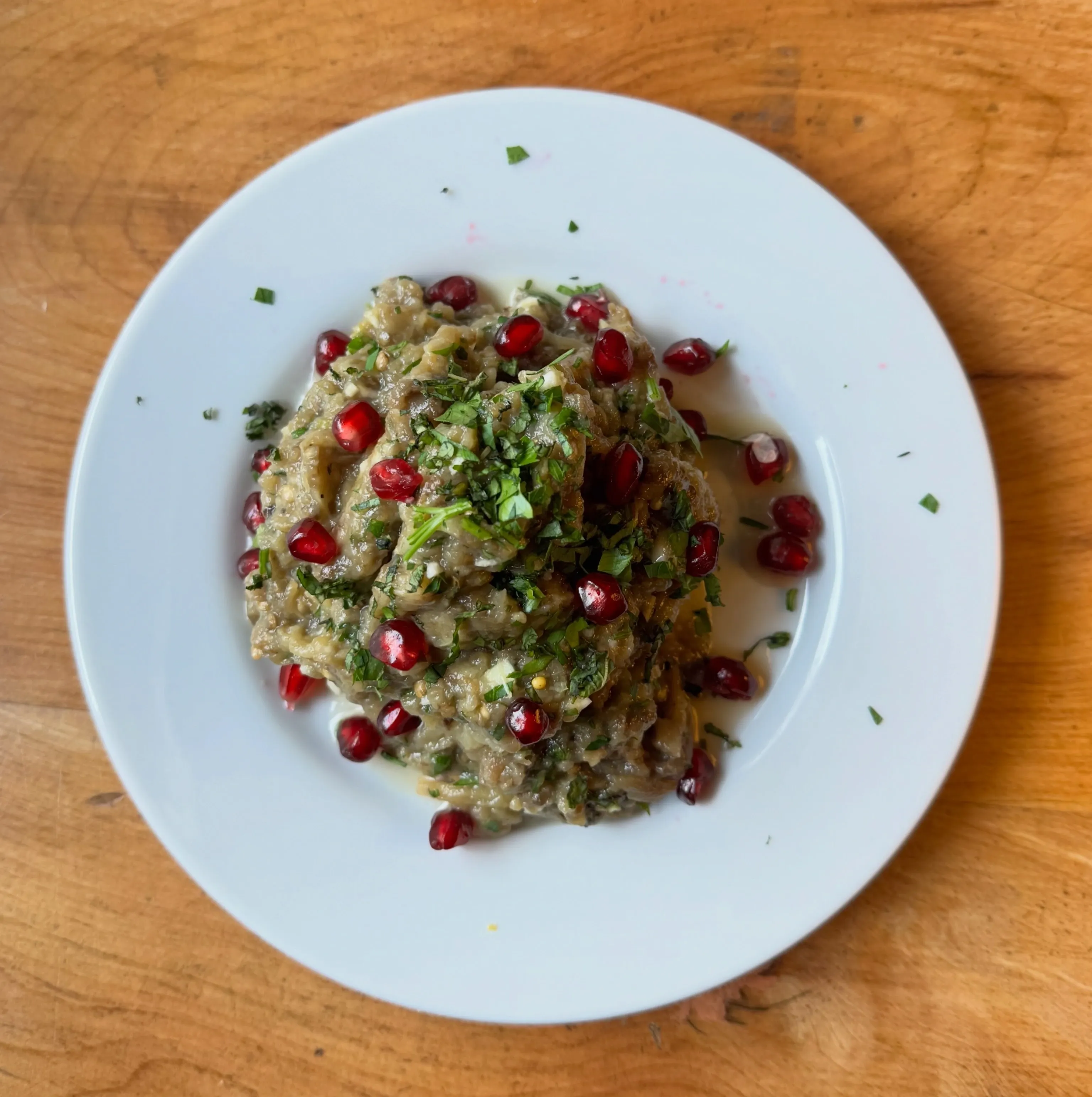 Berenjenas asadas con granada y hierbas frescas