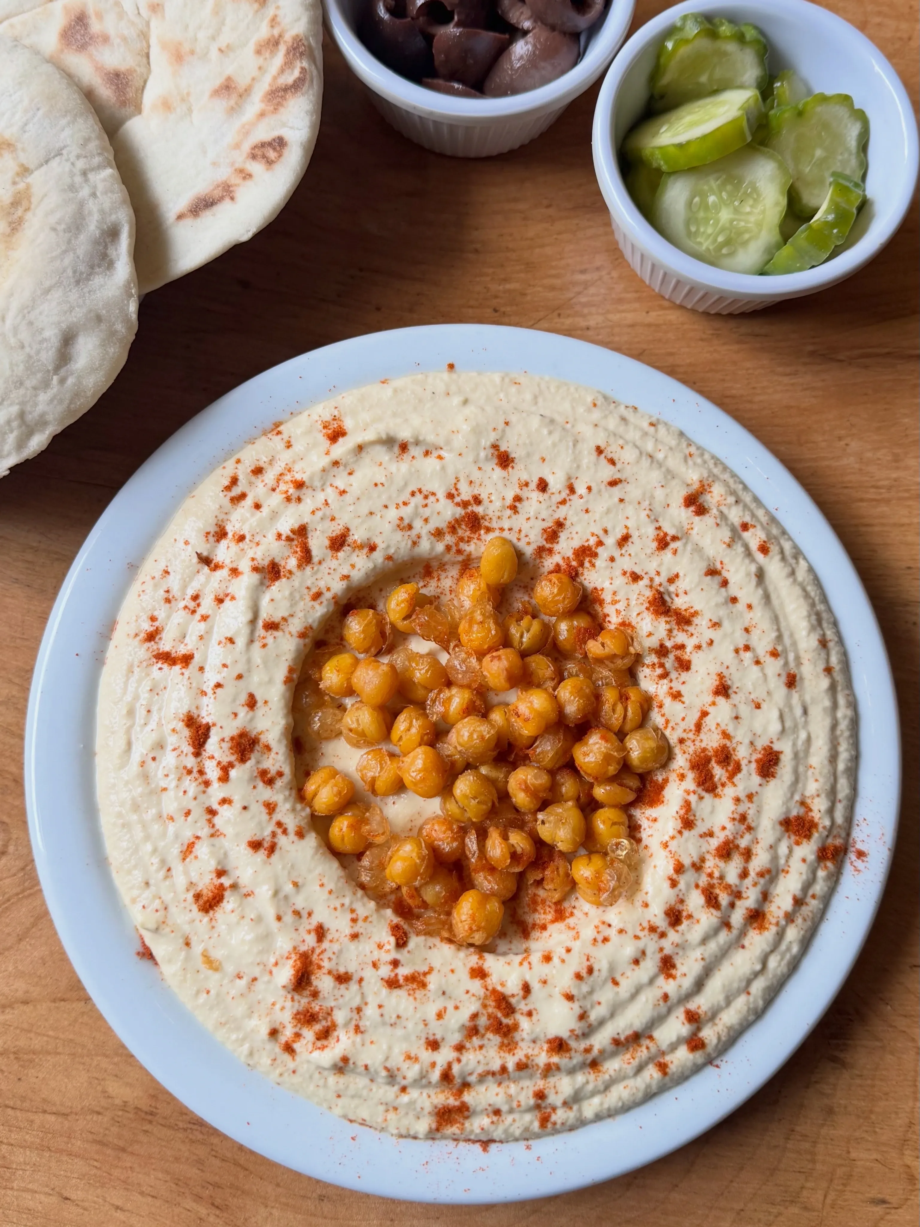 Hummus cremoso con garbanzos especiados y pimentón