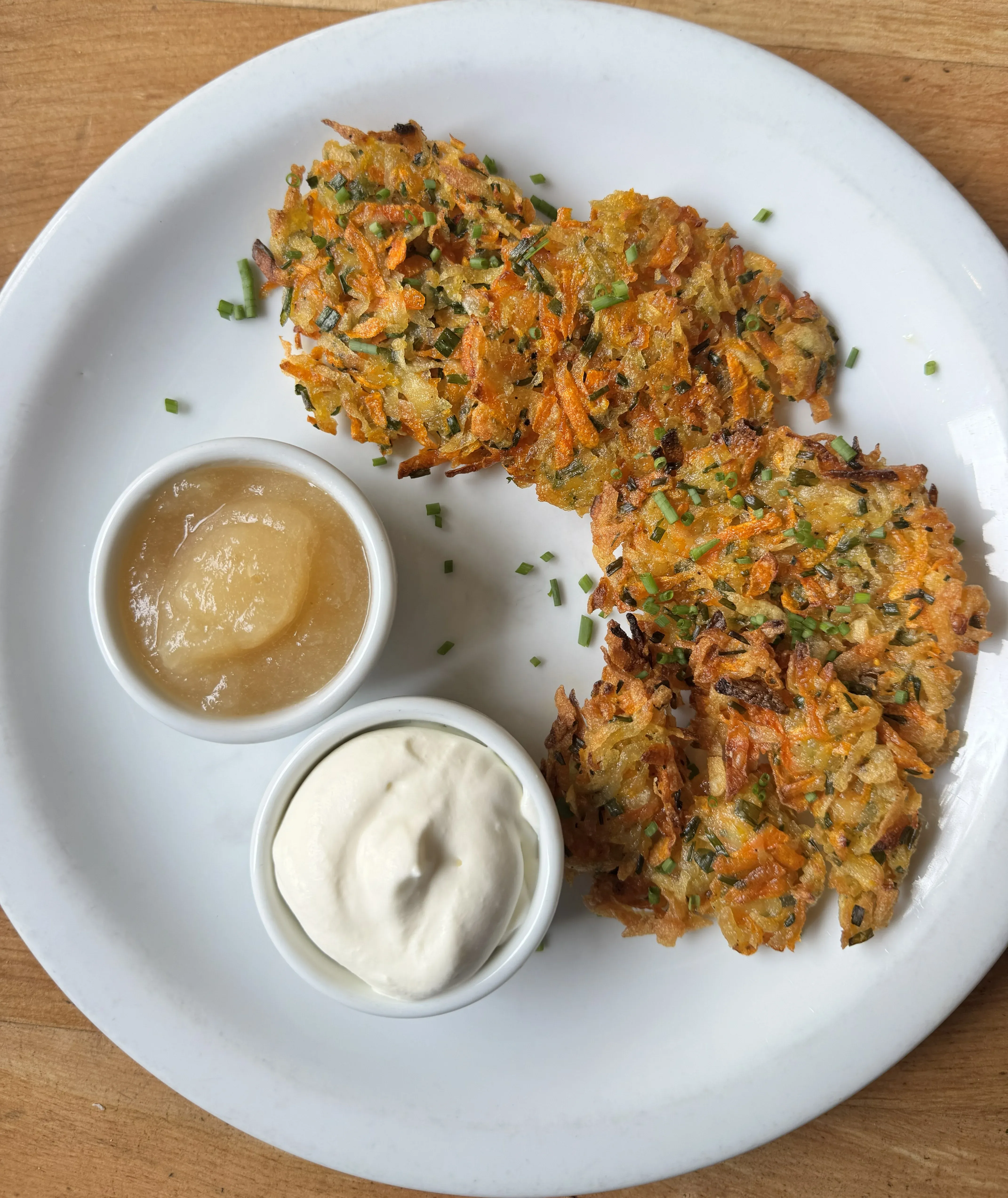 Latkes crocantes con puré de manzana y crema
