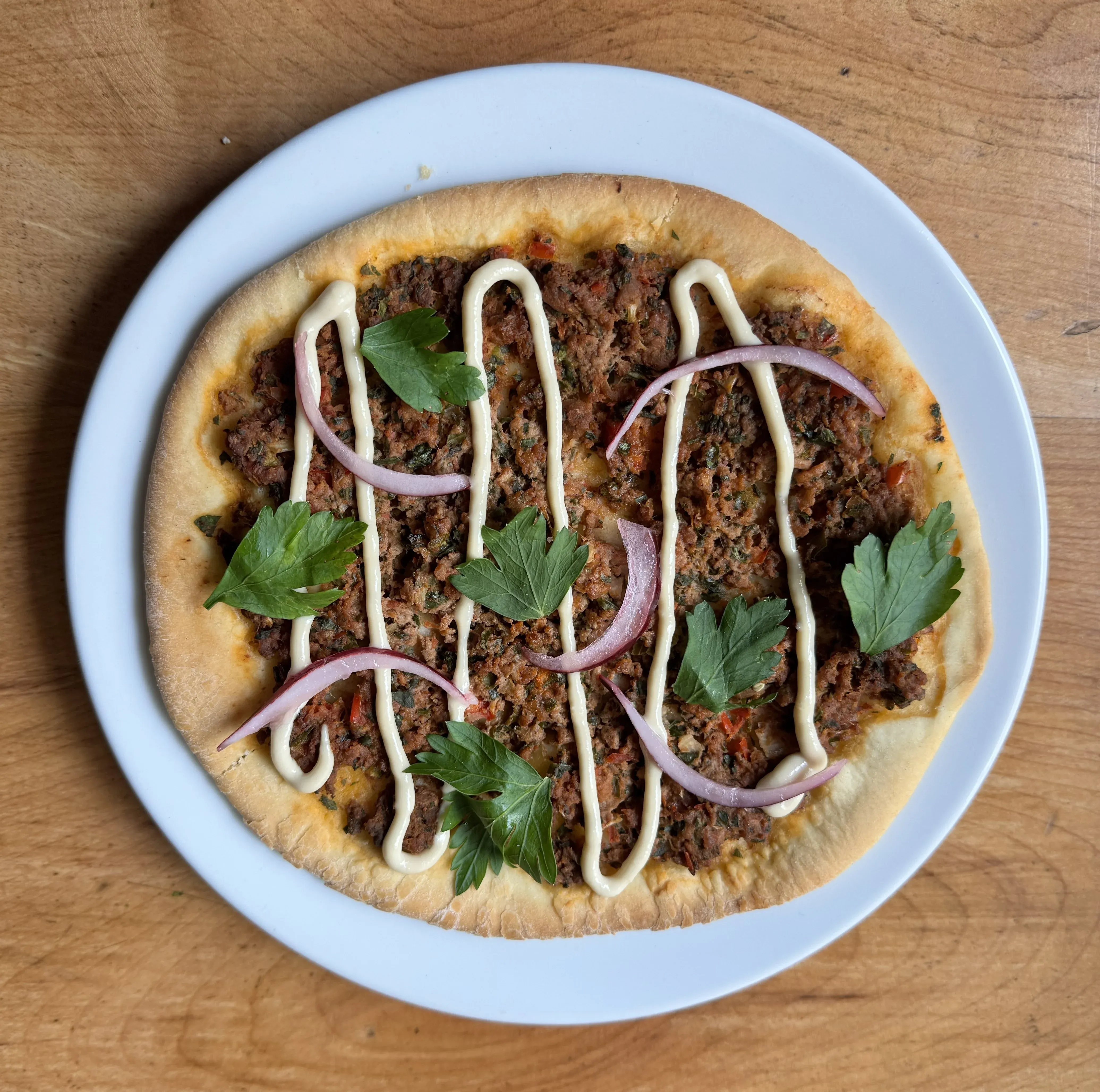 Lehmeyún horneado con tahini y cebolla morada