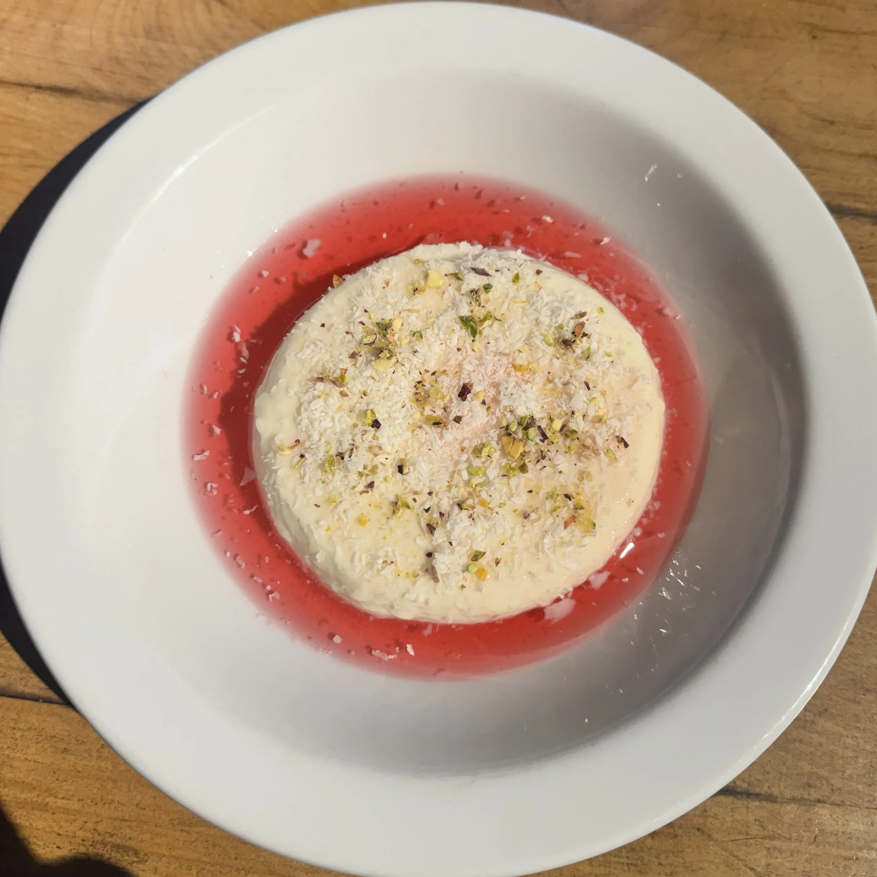 Malabi con almíbar de rosas, coco y pistacho