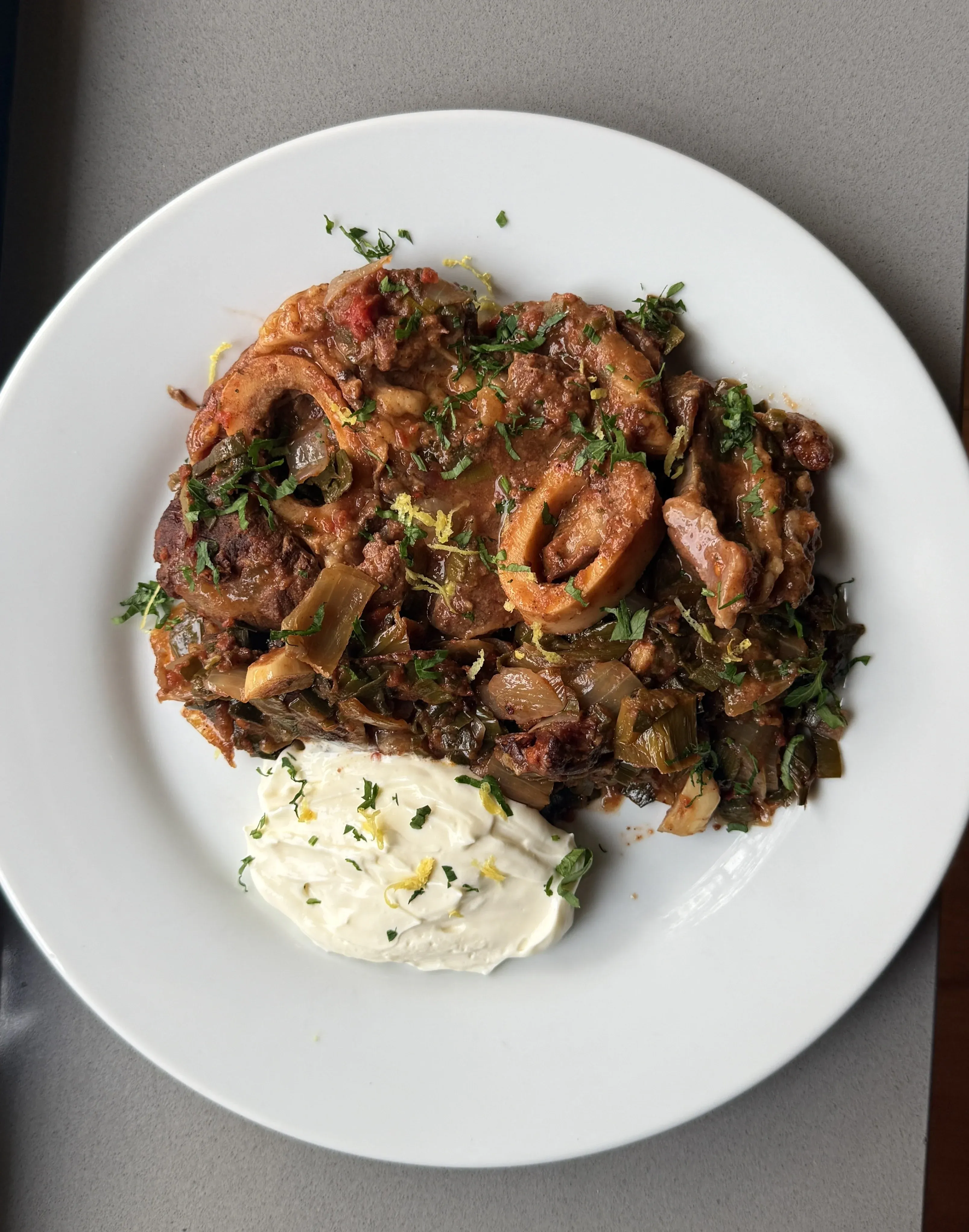 Osobuco braseado con verduras y crema de limón