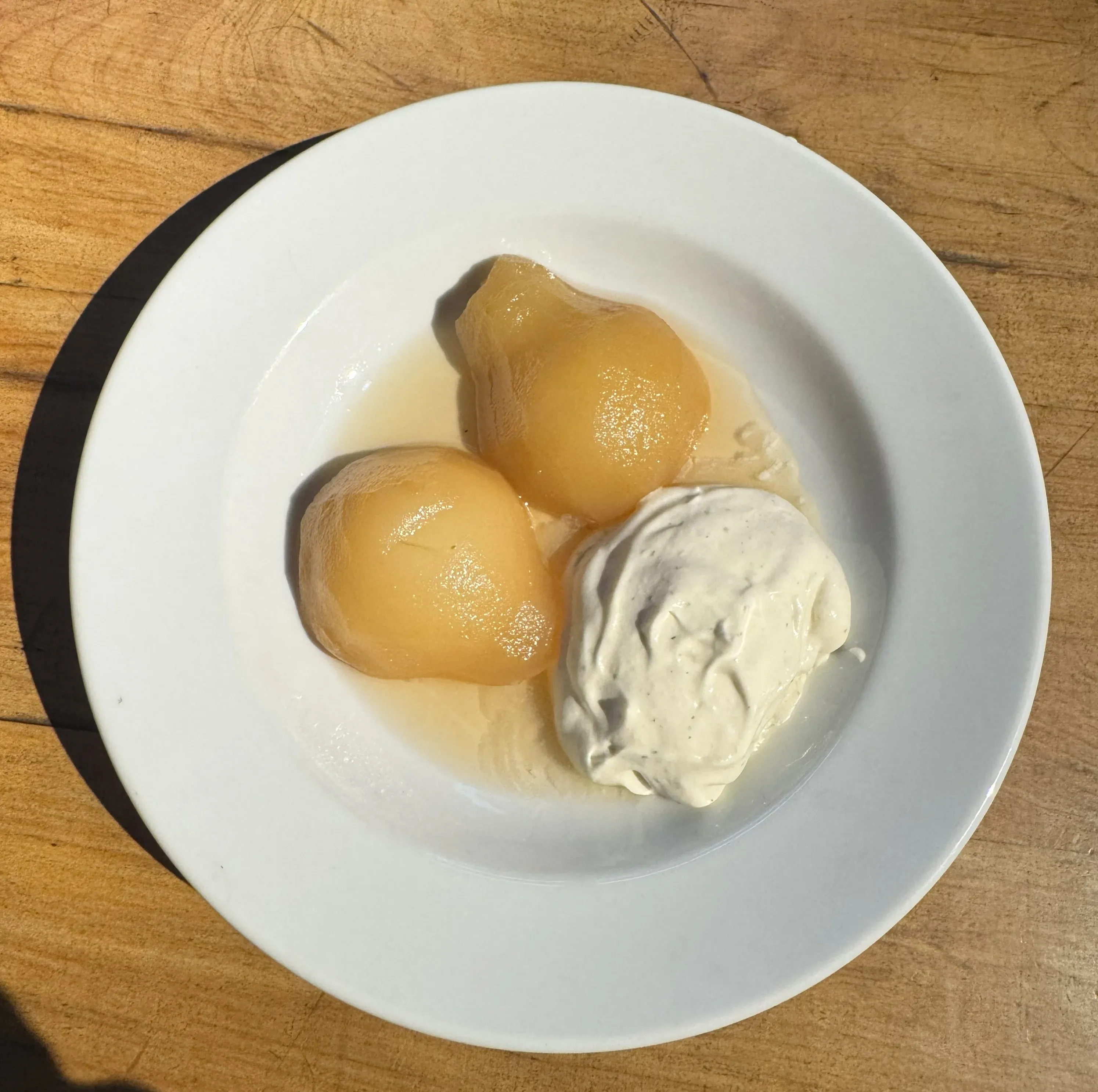Peras escalfadas con crema especiada