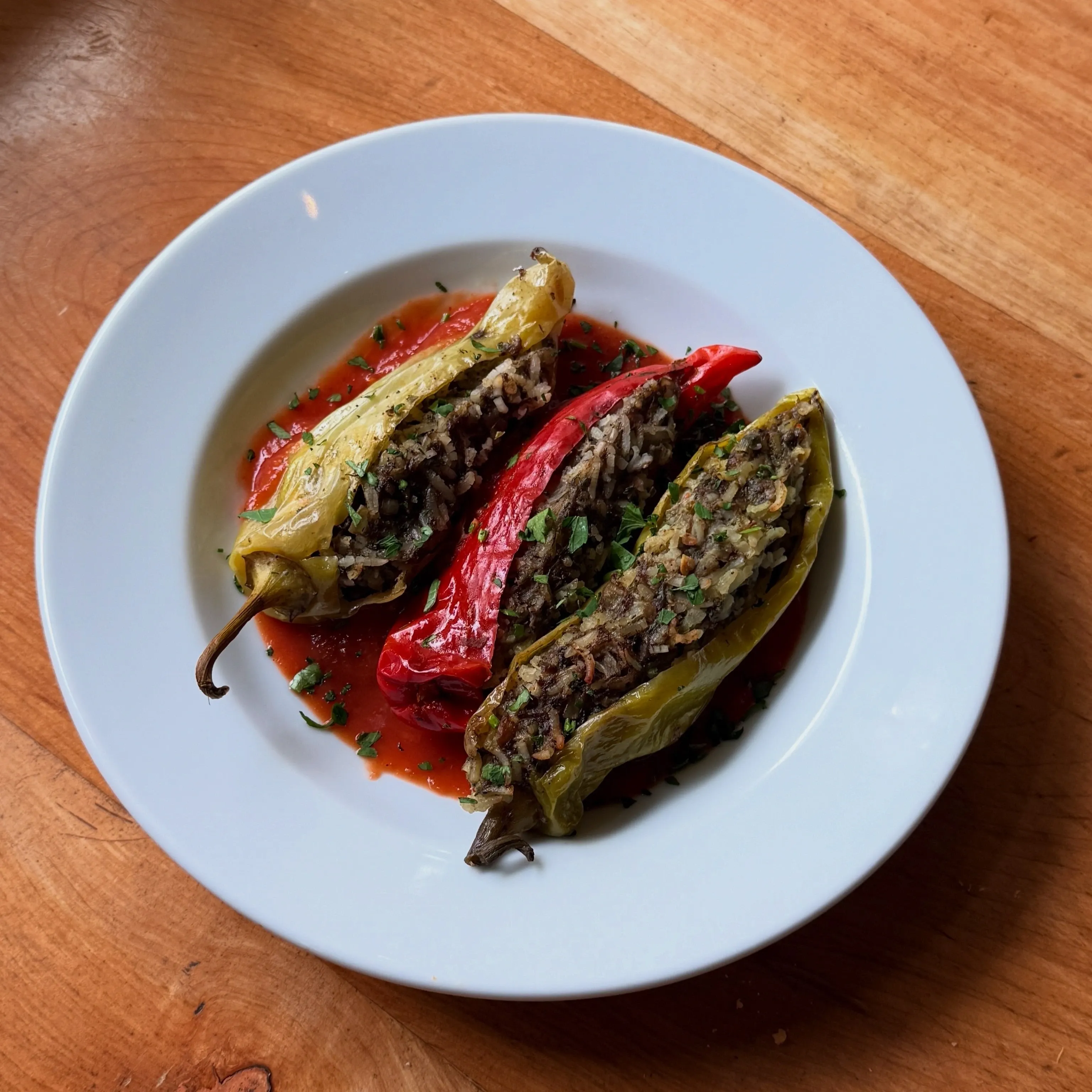 Pimientos asados rellenos de arroz y carne