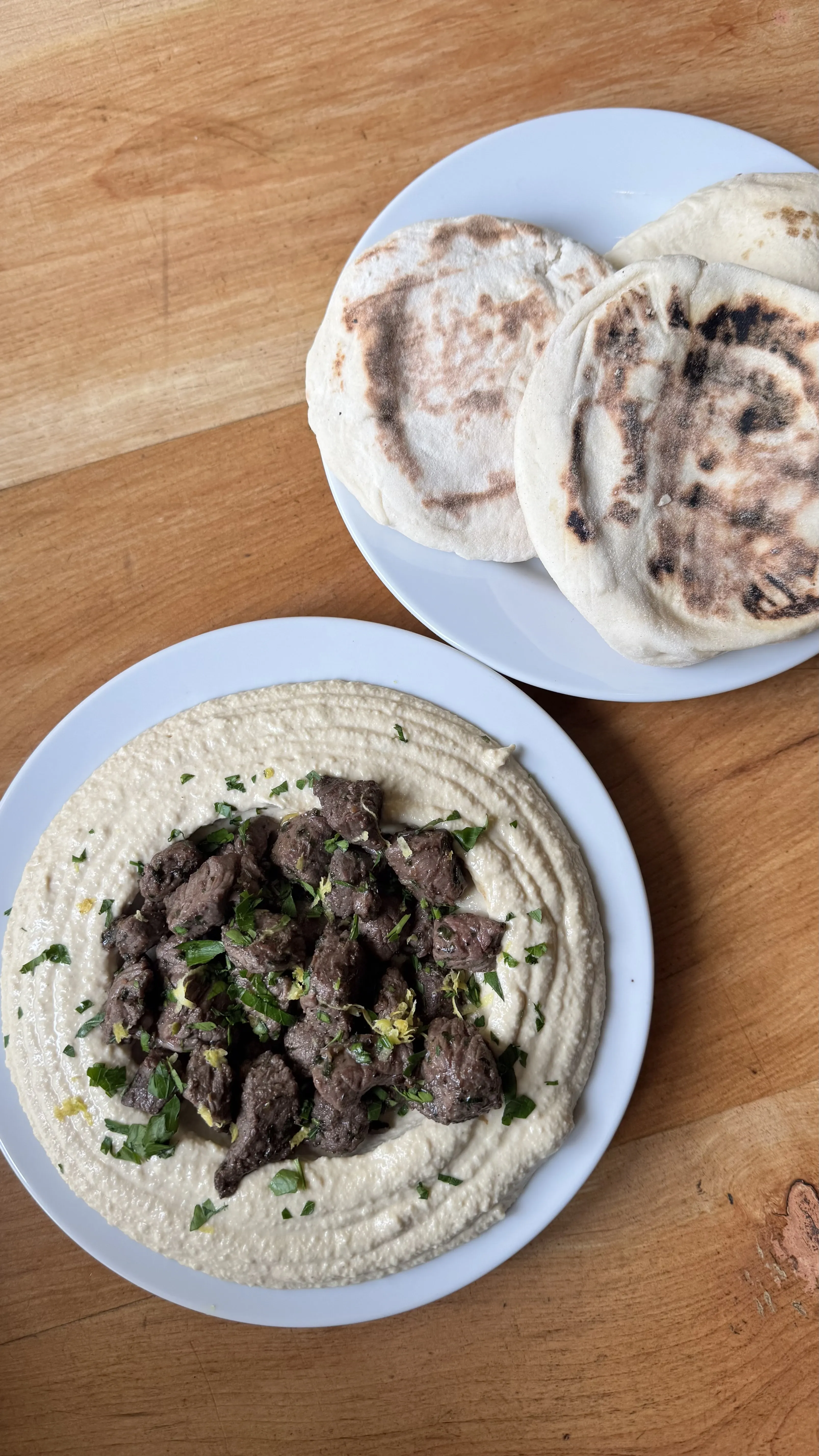 Selección culinaria de platos típicos de Medio Oriente y shawarma de cordero en la mesa de Jamsa