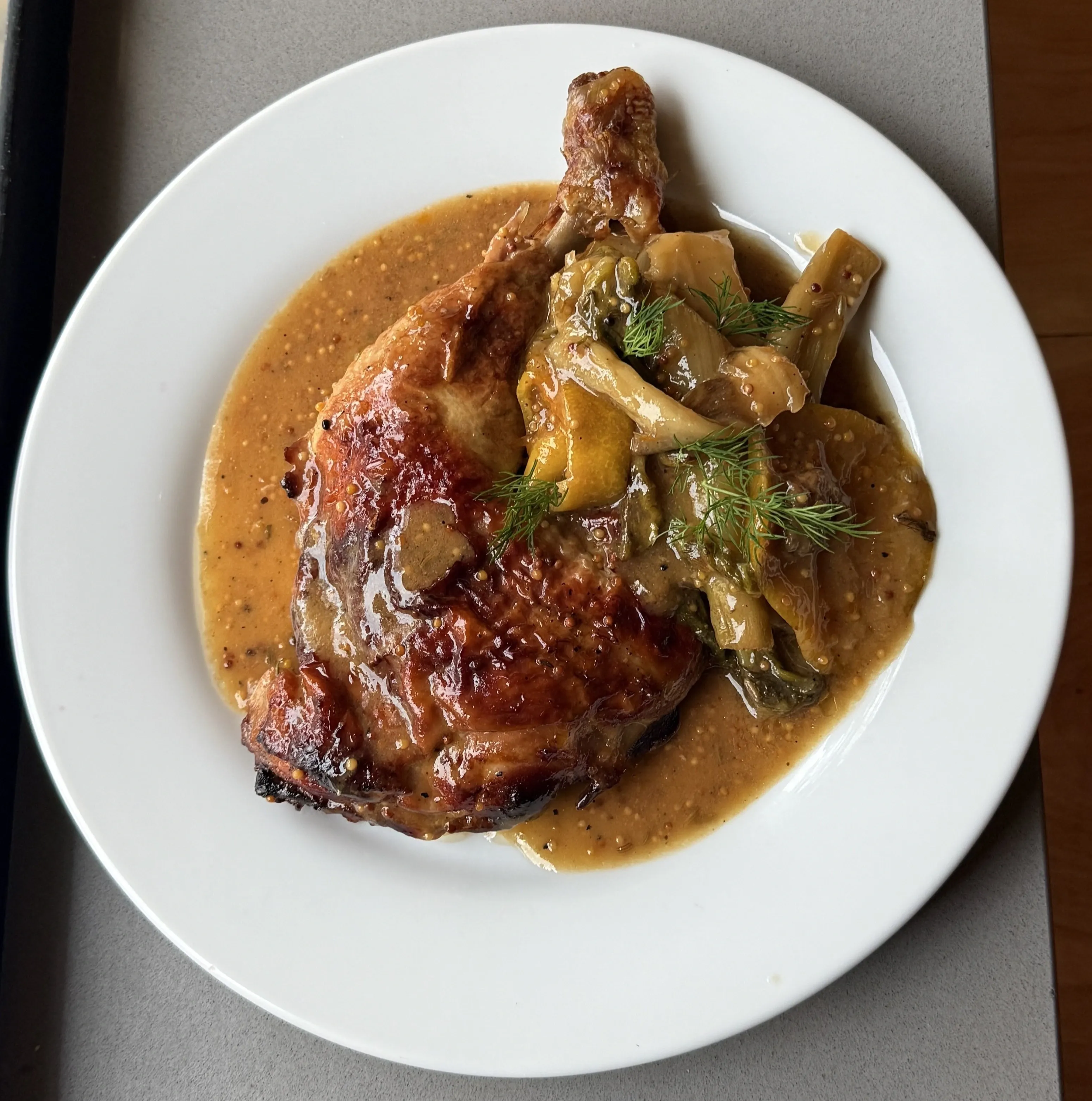 Pollo al horno de leña con salsa de mostaza y verduras